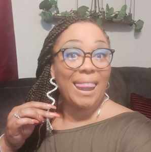 Meet your Posher, Tineka